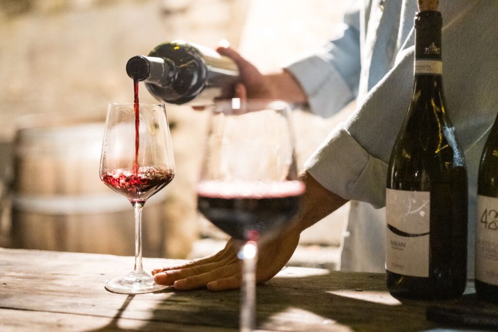 Vino rosso versato nel calice durante una degustazione