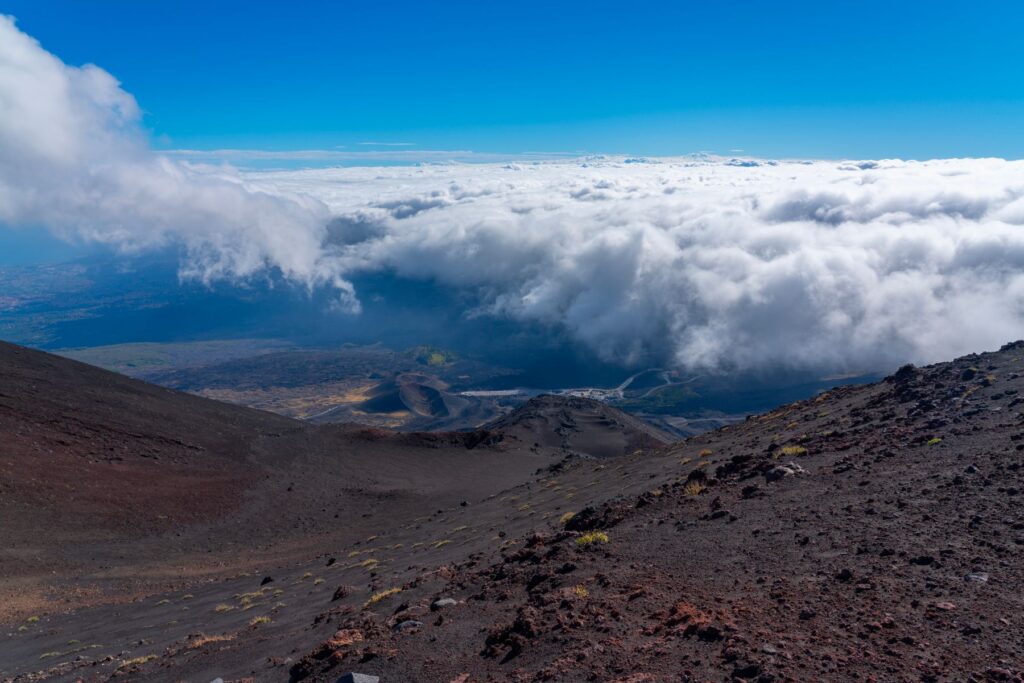 L'Etna sopra un mare di nuvole
